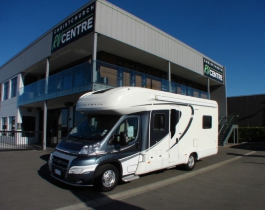 Auto Trail - Tracker 764 RB - Walk Around Bed